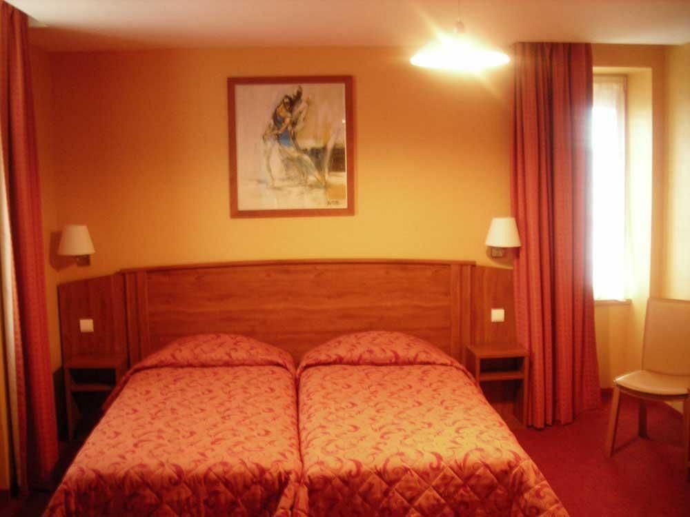 Logis Hotel De France Донфрон Экстерьер фото